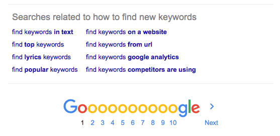 Пока вы находитесь в Google, прокрутите вниз до нижней части страницы, пока не увидите «Поиски, связанные с»